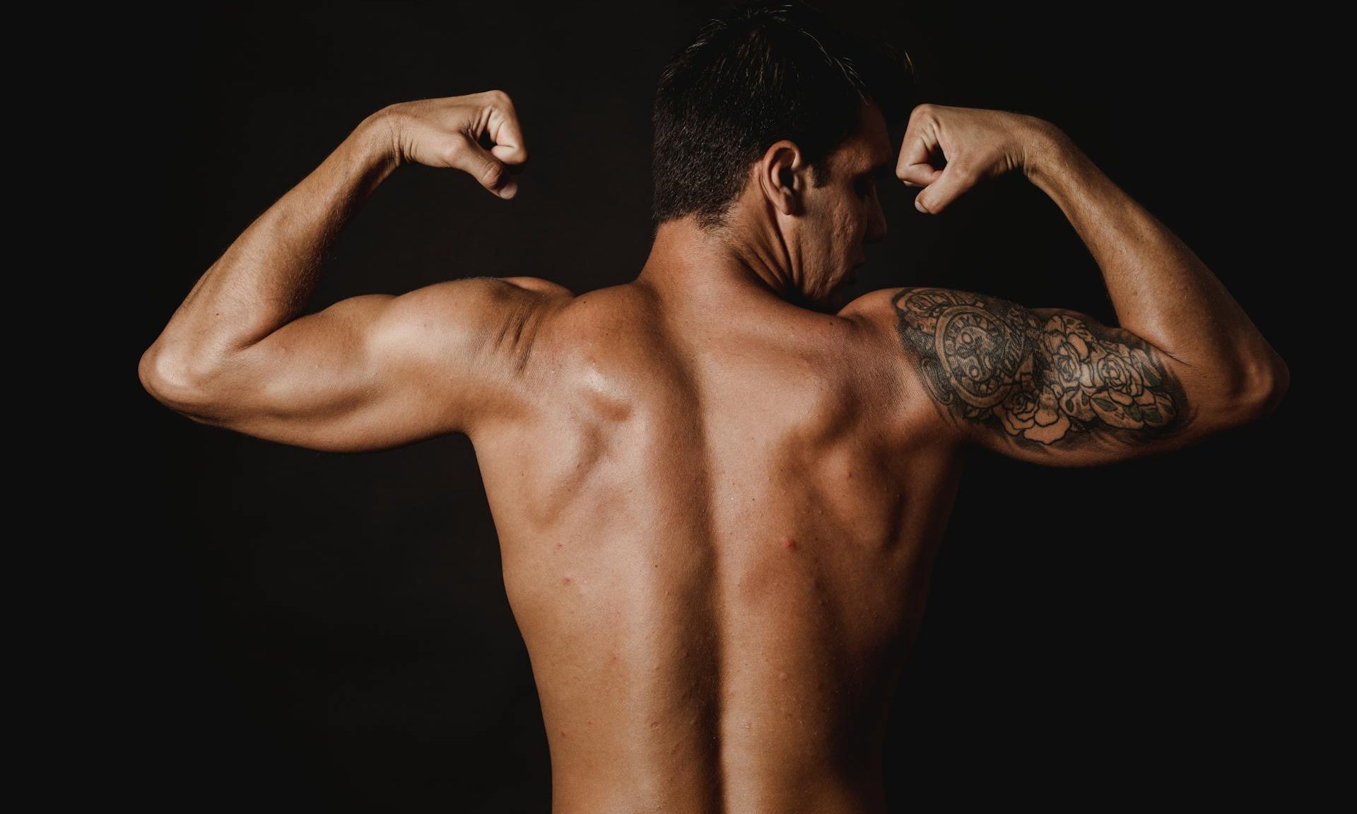 strong back muscles man flexing back